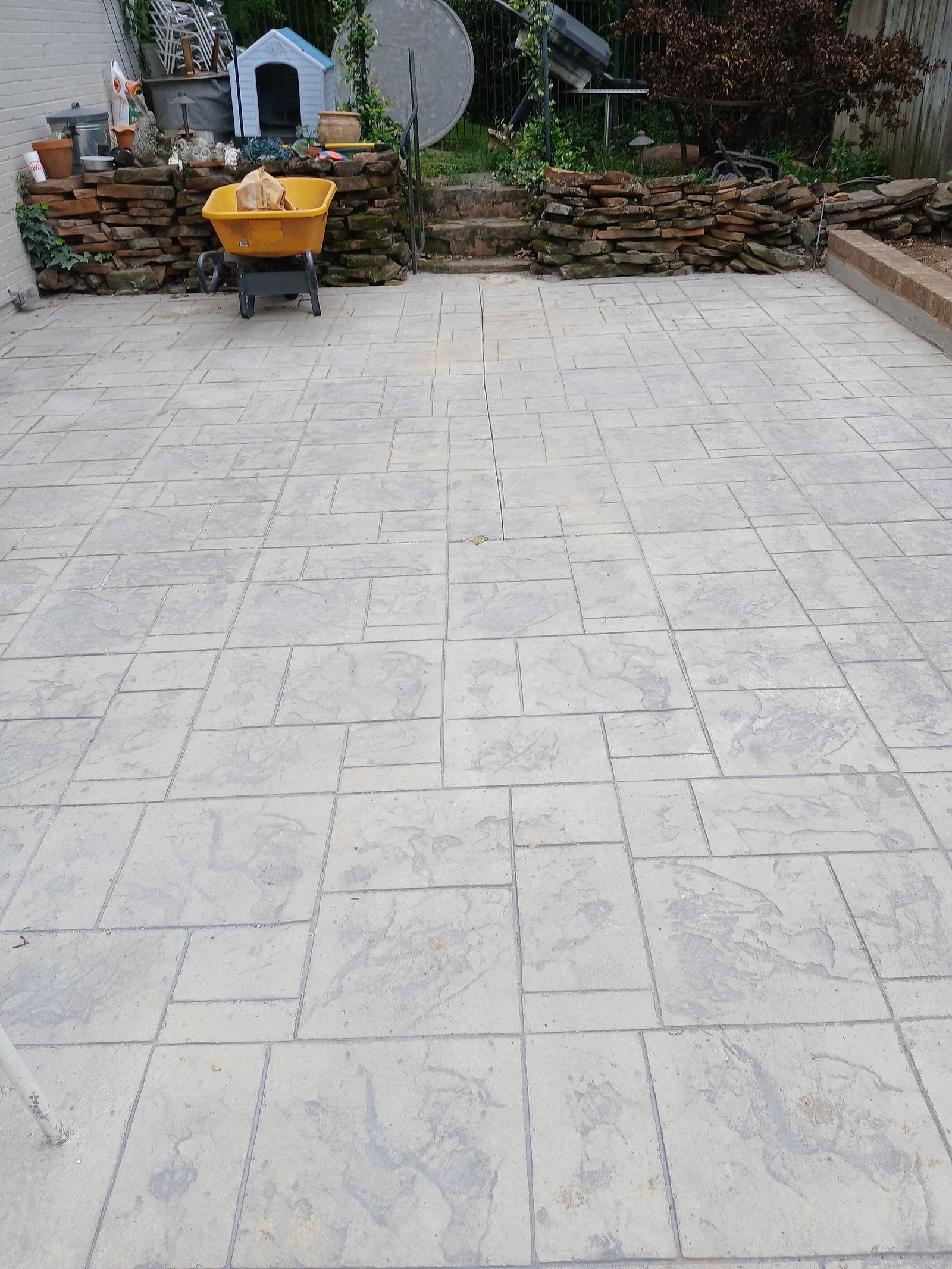 Stamped concrete patio finished in an ashlar slate pattern